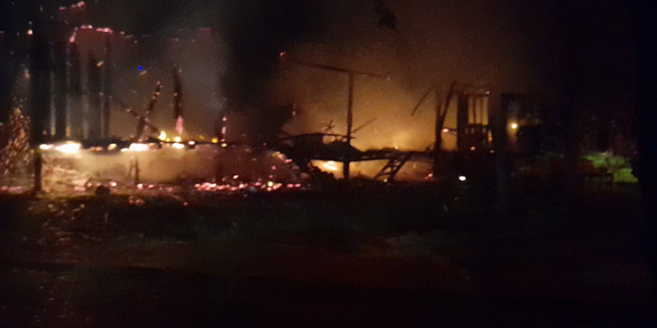 Yangında ahşap iki ev küle döndü