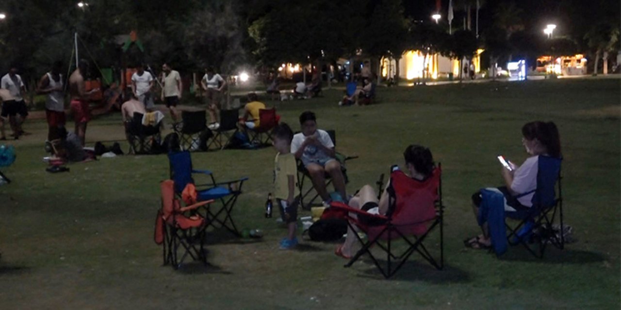 Sıcaktan bunalanlar gece sahile akın etti!