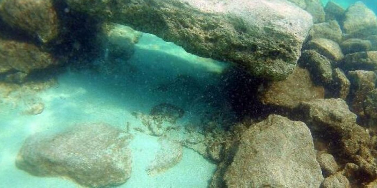 Van Gölü'nde kayı tamgalı ve haç işaretli taşlar bulundu