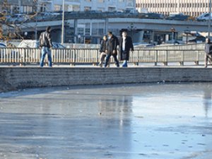 Başkent'te havuzlar buz tuttu