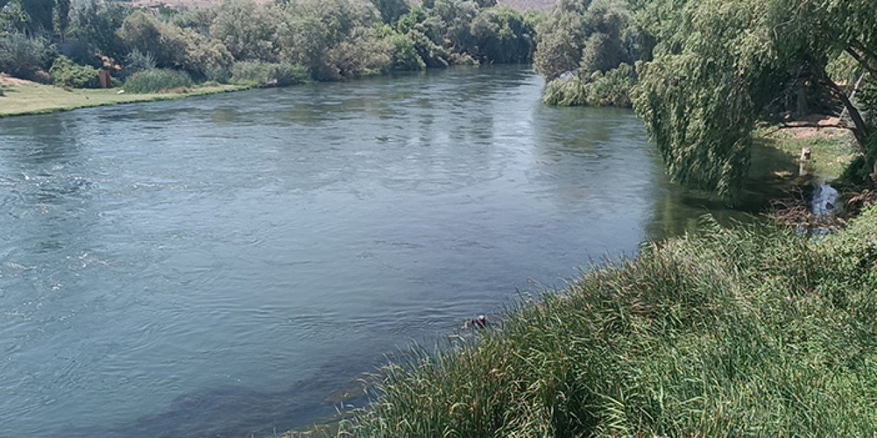 Serinlemek için girdiği nehirde kayboldu