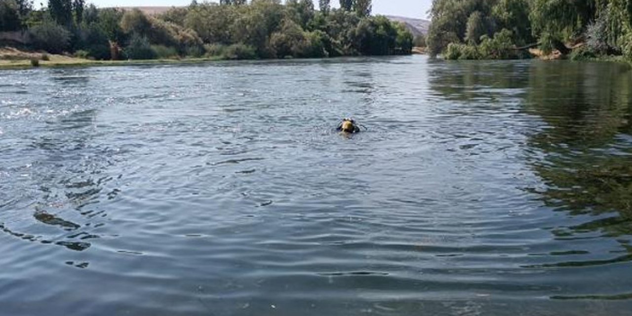 Serinlemek için Kızılırmak'a giren genç kayboldu