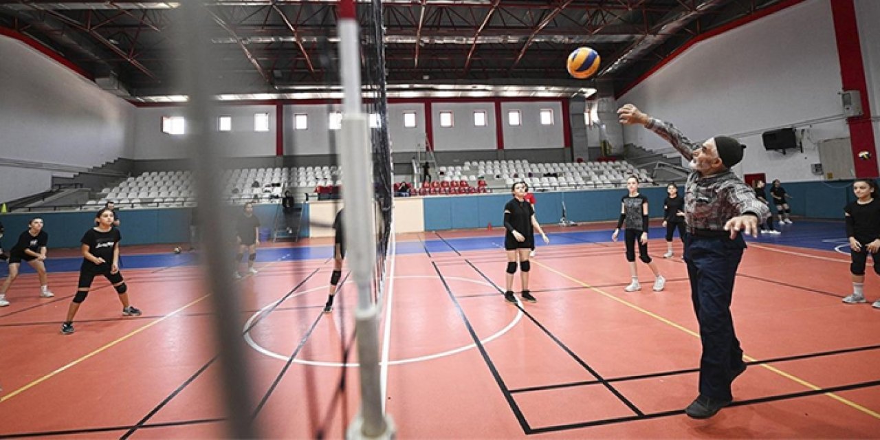 75 yaşındaki adam torunu için voleybol oynuyor