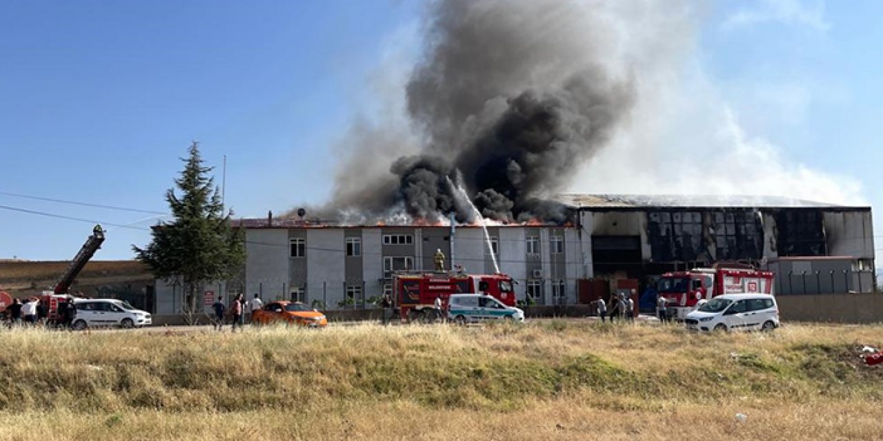 Çıkan fabrika yangını devam ediyor