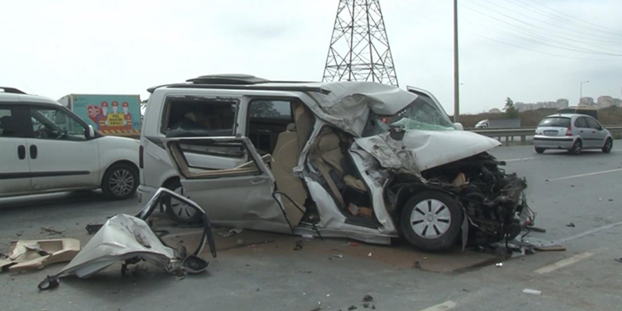 Kamyonete çarpan aracın sürücüsü sıkıştı