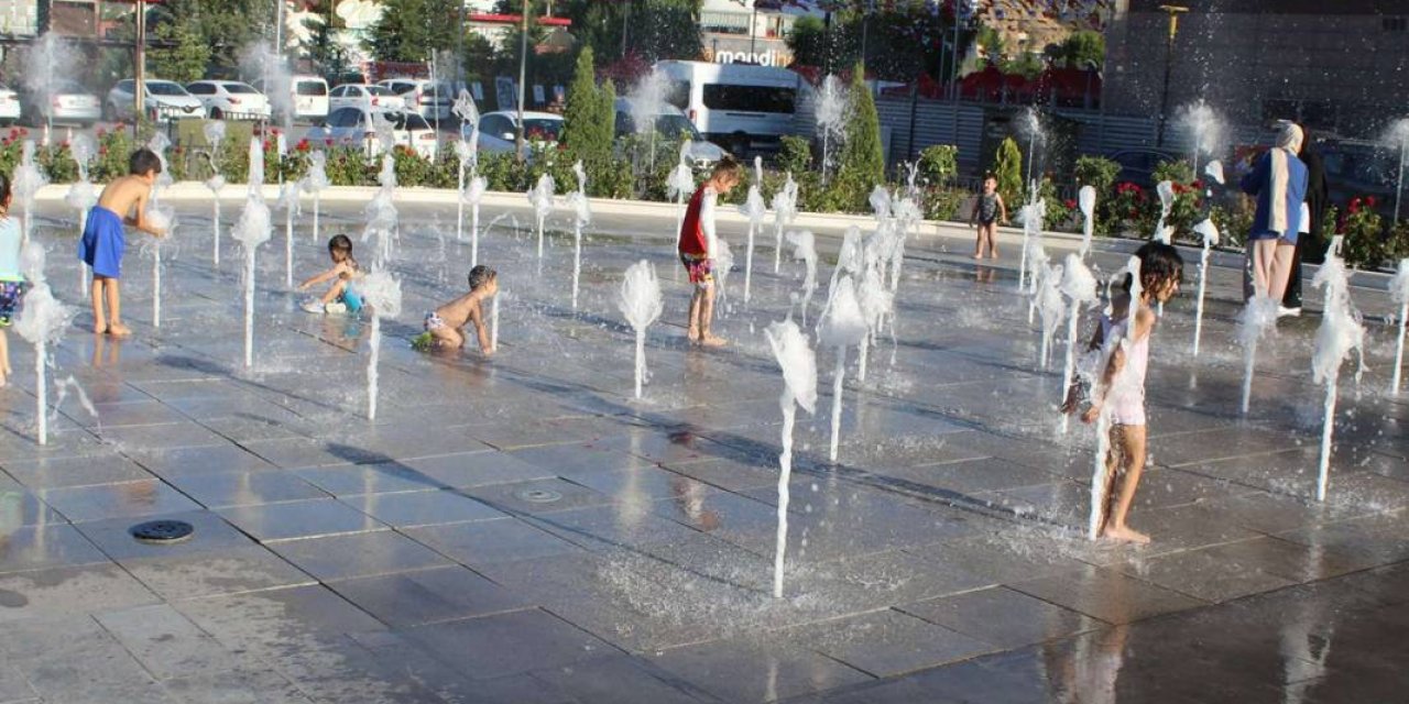 Ankara'da sıcaktan bunalanların adresi oldu! Çocuklar ıslanma havuzuna akın etti