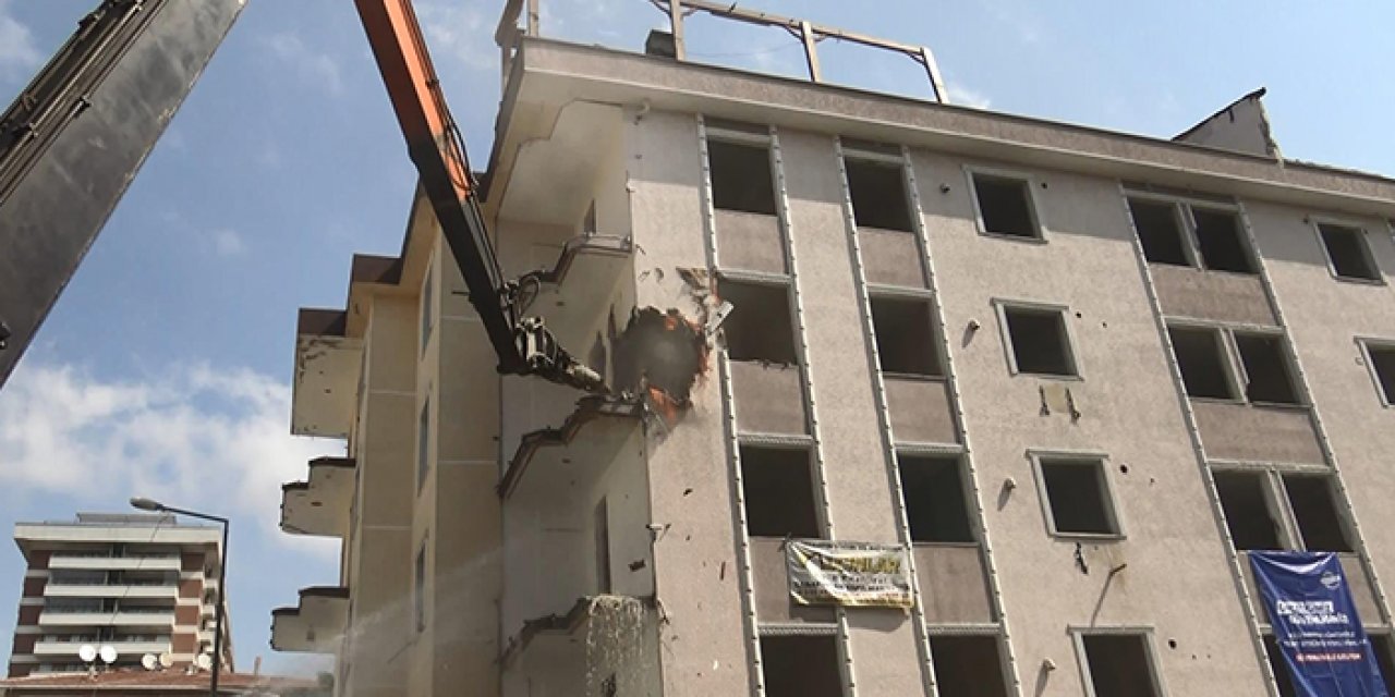 Depremden sonra neler değişti? 1999'uncu binanın yıkımına başlandı