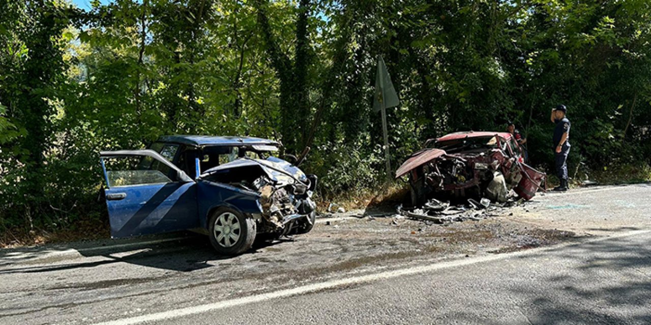 Araçlar kafa kafaya çarpıştı: 2’si ağır, 3 yaralı