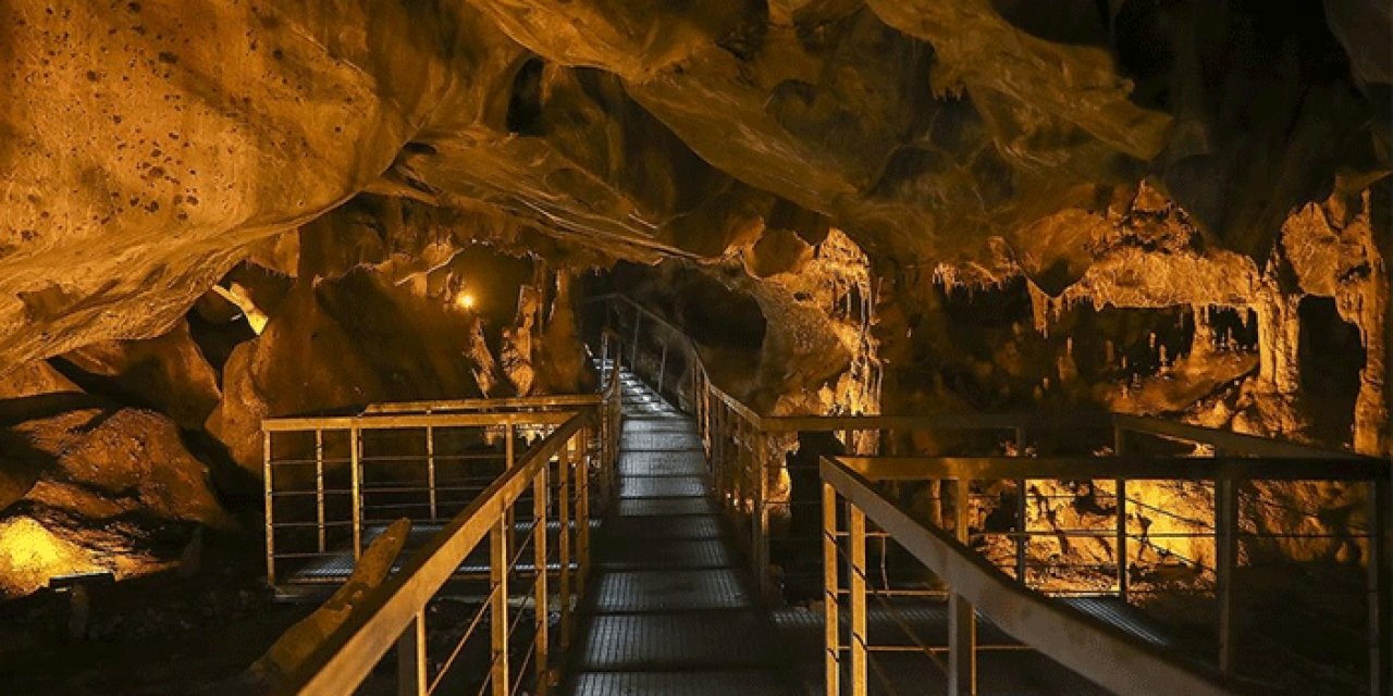 Sıcaktan bunalan Ankaralılar Tulumtaş Mağarasına akın etti