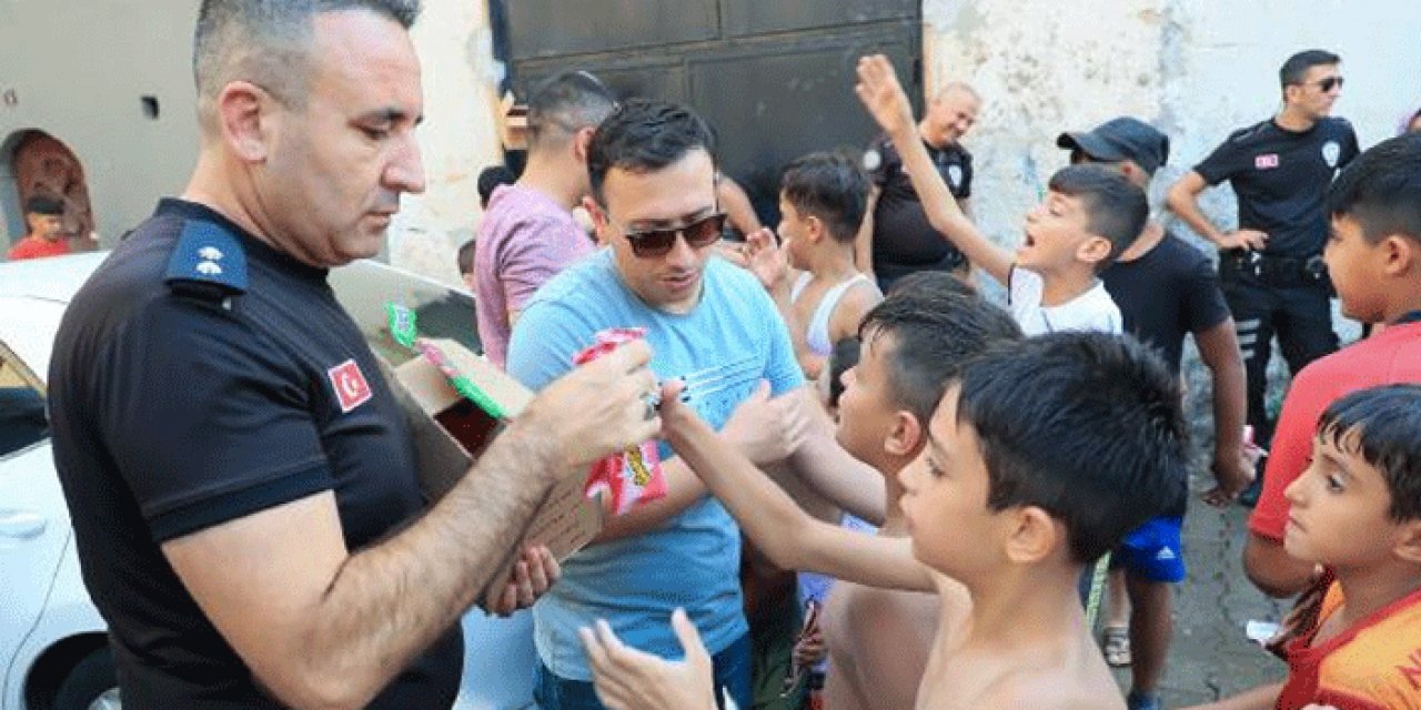 Sıcaktan bunalan çocuklara polisten gülümseten sürpriz