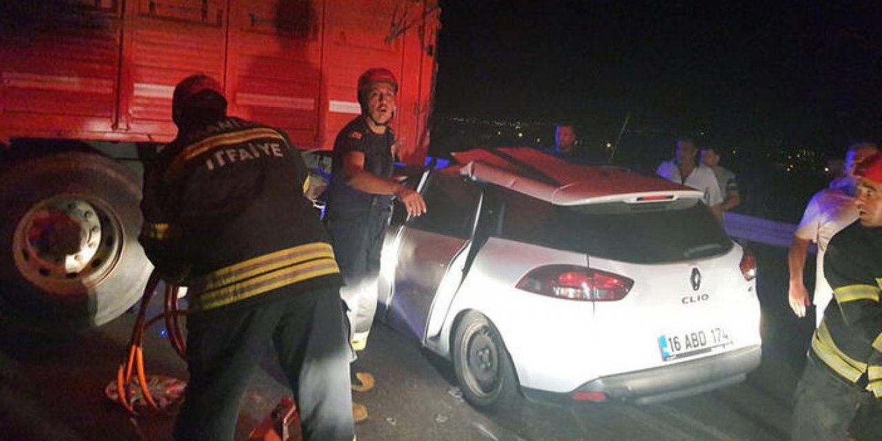 Kamyon otomobile çarptı: 1 ölü 2 yaralı