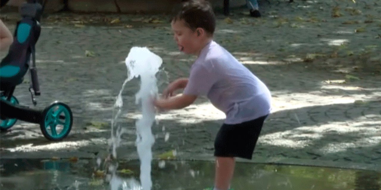 Ankara'da çocuklar serinlemek için suyla oynadılar