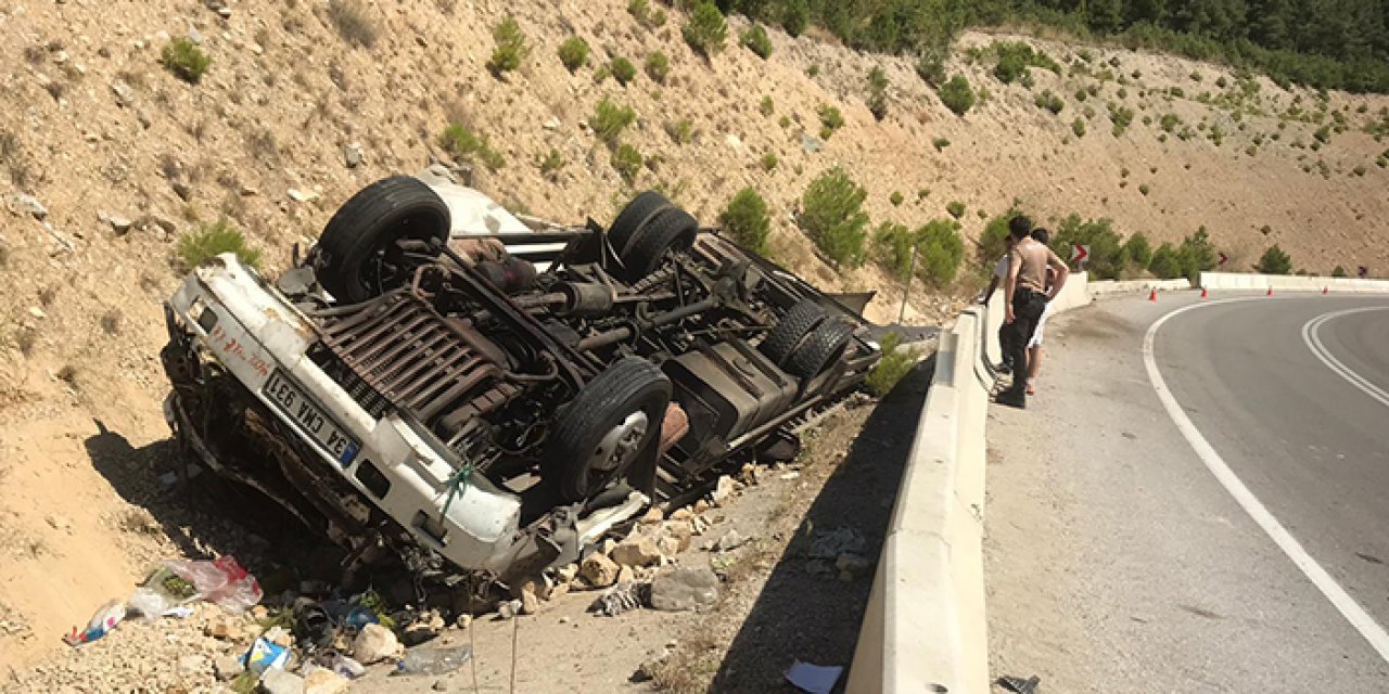 Çorum'da kamyon devrildi: Şoför yaşamını yitirdi
