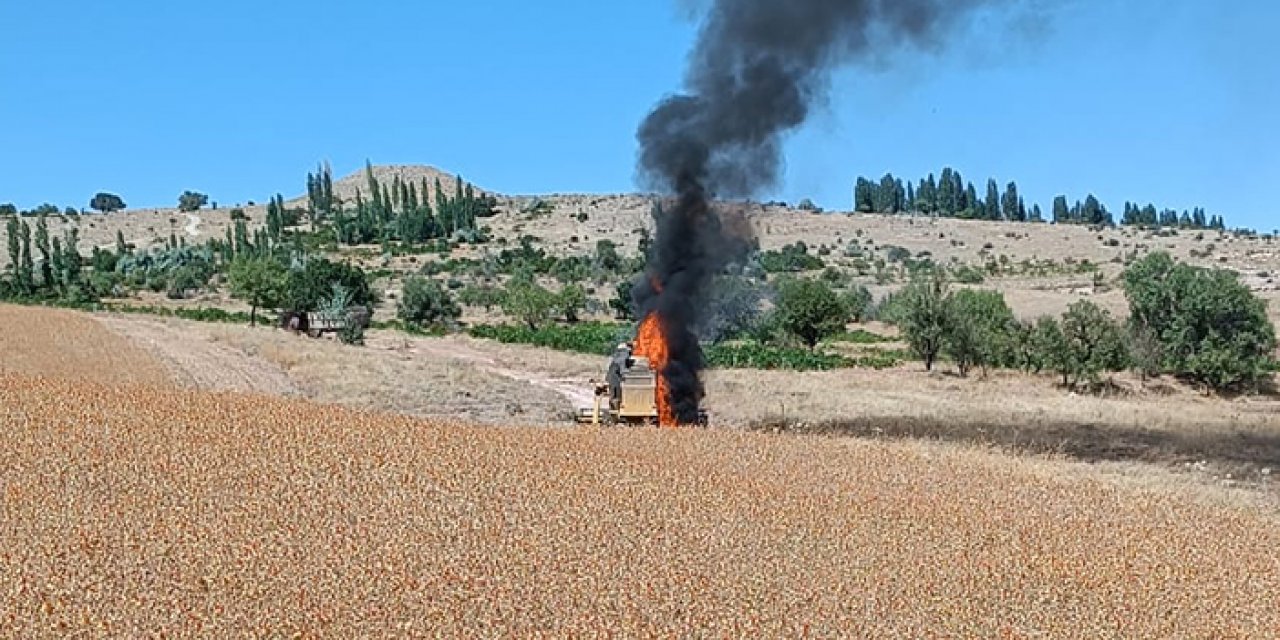 Biçerdöver hasat yaparken alev aldı
