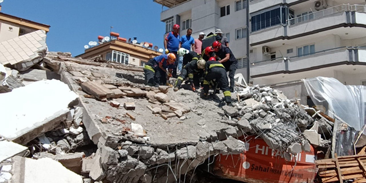 Ağır hasarlı bina çöktü: Operatör altında kaldı!