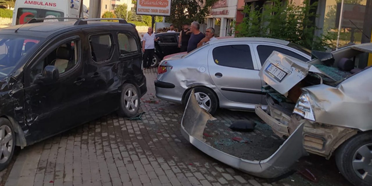 Park halindeki araçlara çarptı: 2 yaralı