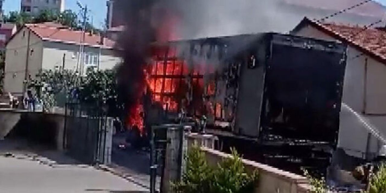Park halindeki nakliye kamyonu alev alev yandı
