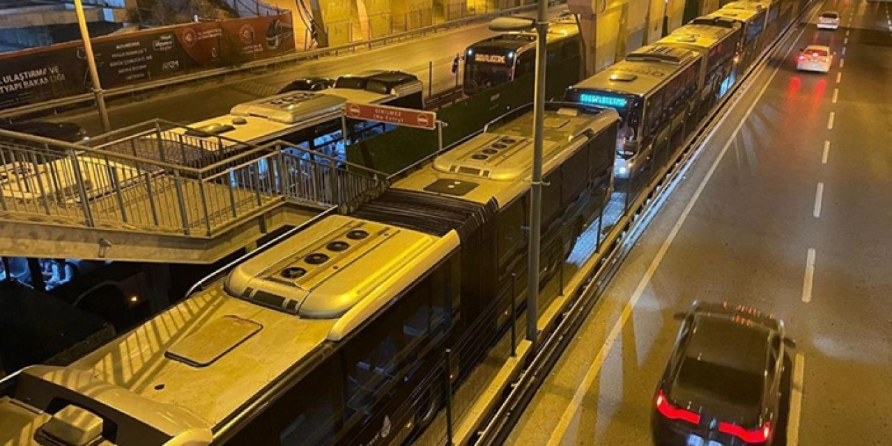Arızalanan metrobüs yoğunluğa sebep oldu