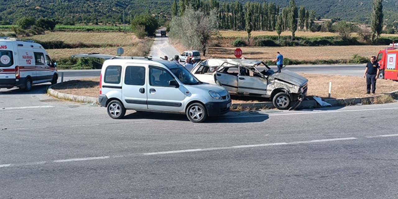 Refüje çarpan araç takla attı: 2’si ağır 5 yaralı