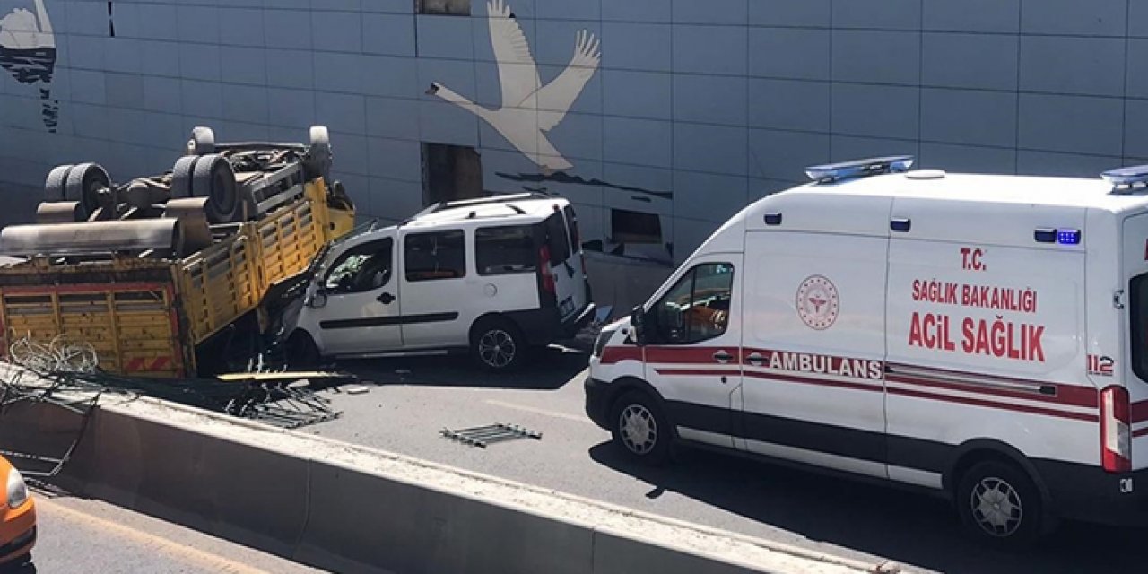 Ankara'da feci kaza: Kamyon alt geçide uçtu