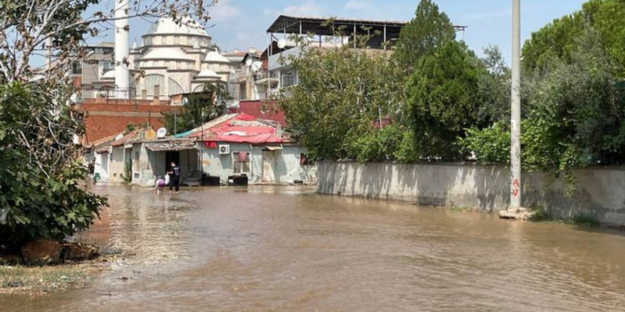 İzmir'de su borusunun patladı: Yollar göle döndü