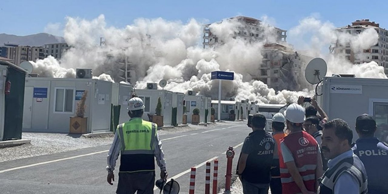 Malatya'da 2 bina yıkıldı