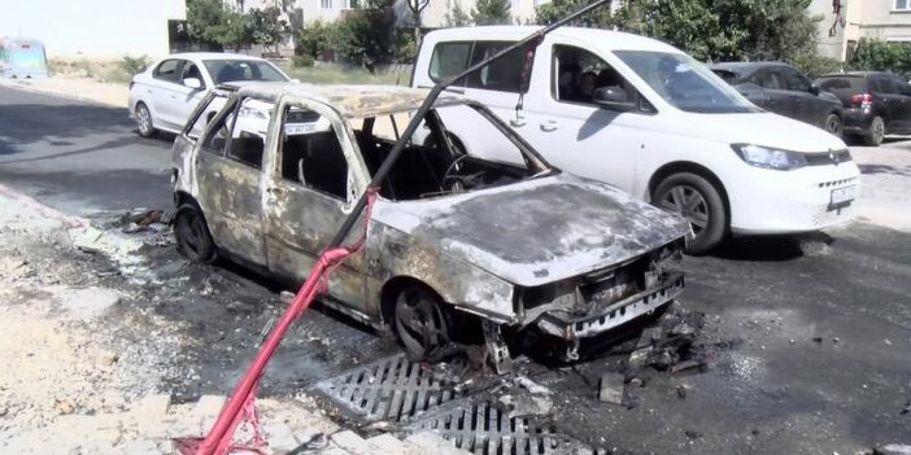 Park halindeki otomobil alev alev yandı