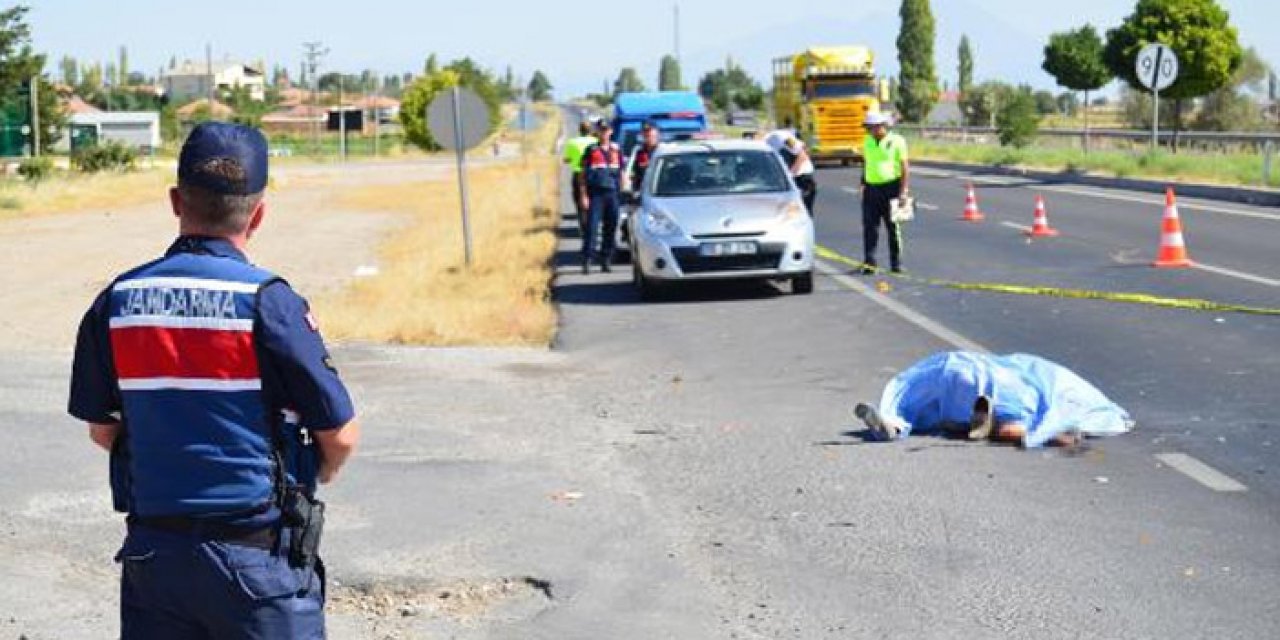 Aracını tamir etmek için durdu: Kamyonun çarpmasıyla öldü