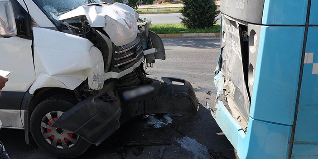 Halk otobüsüne arkadan çarptı: 4 yaralı