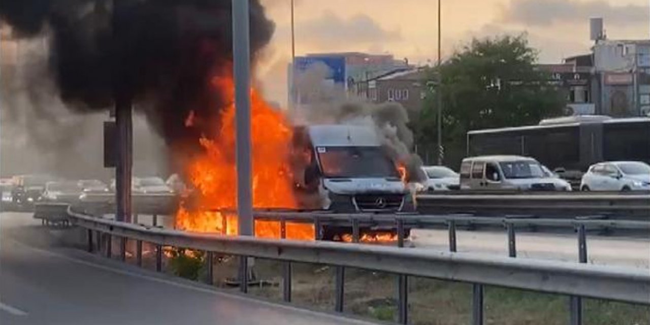 İstanbul'da servis minibüsü alev topuna döndü