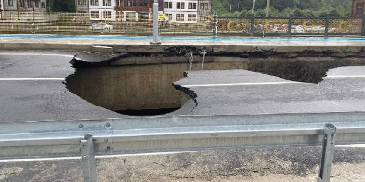 Rize'de sağanak sele döndü: Yol çöktü, 3 metrelik çukur oluştu