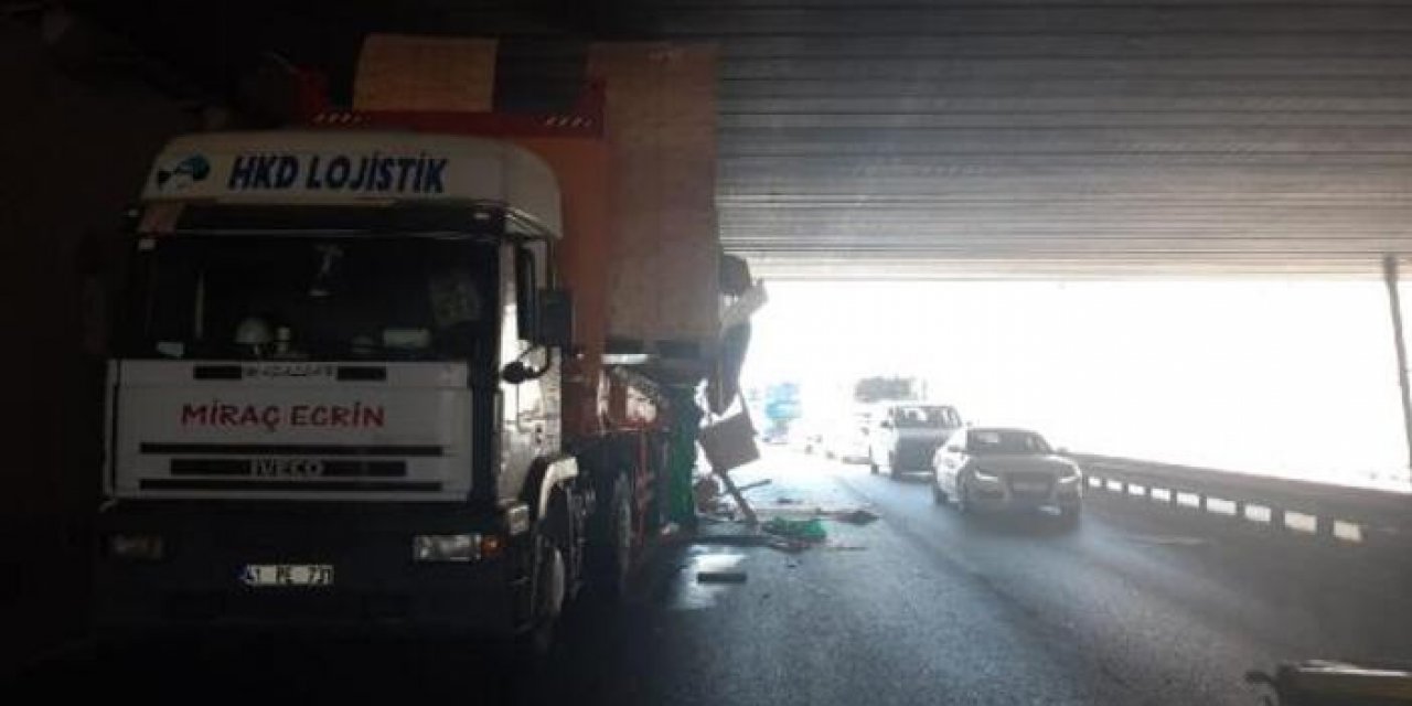 İş makinesi yüklü TIR alt geçitte sıkıştı