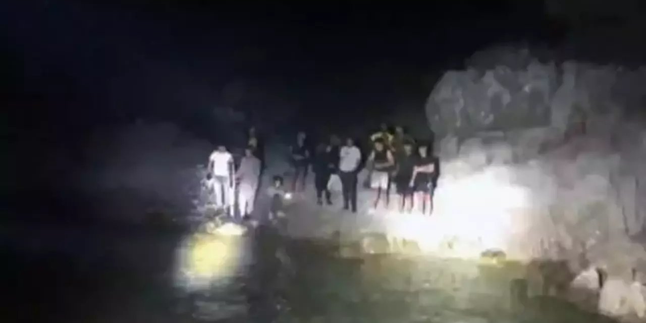 Göçmenleri Yunanistan diye koya terk edip gittiler