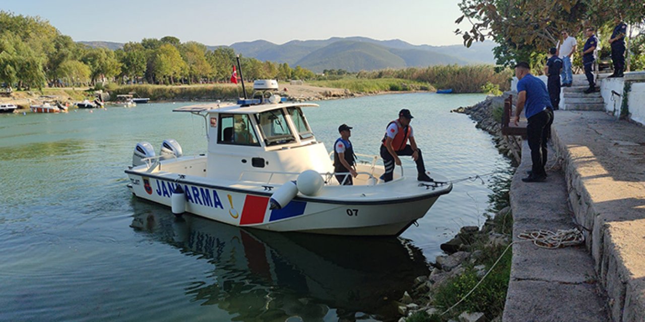 Gölde açılıp suya atlayan yüzme hakemi kayboldu