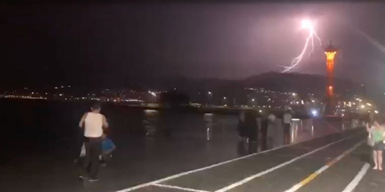 İzmir'de gök gürültülü sağanak