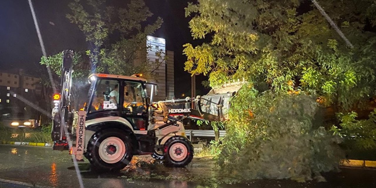 Uşak'ı fırtına ve sağanak vurdu