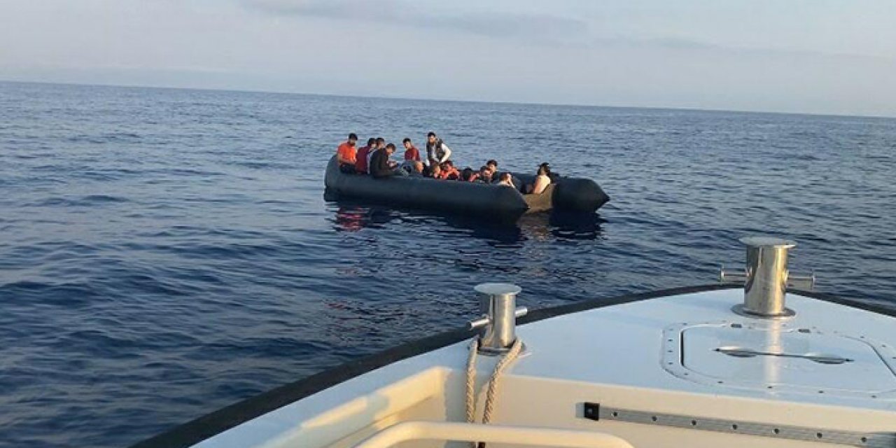 Türk karasularına itilen 42 kaçak göçmen kurtarıldı