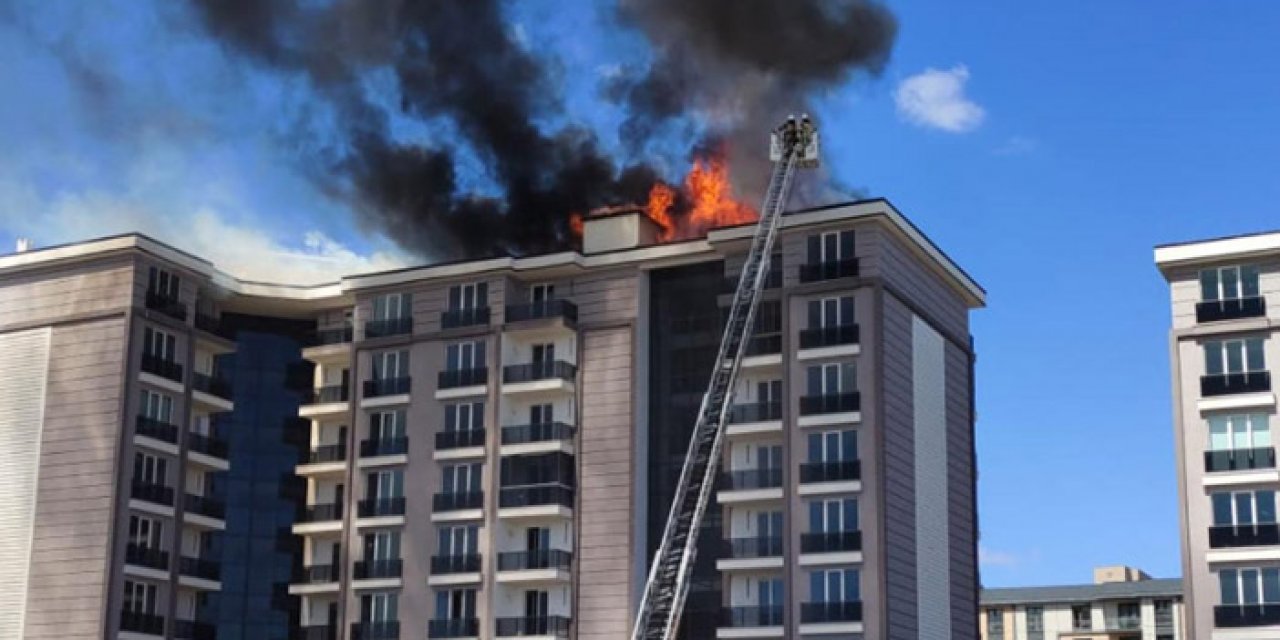 9 katlı binada korkutan yangın: Çatı alev alev yandı