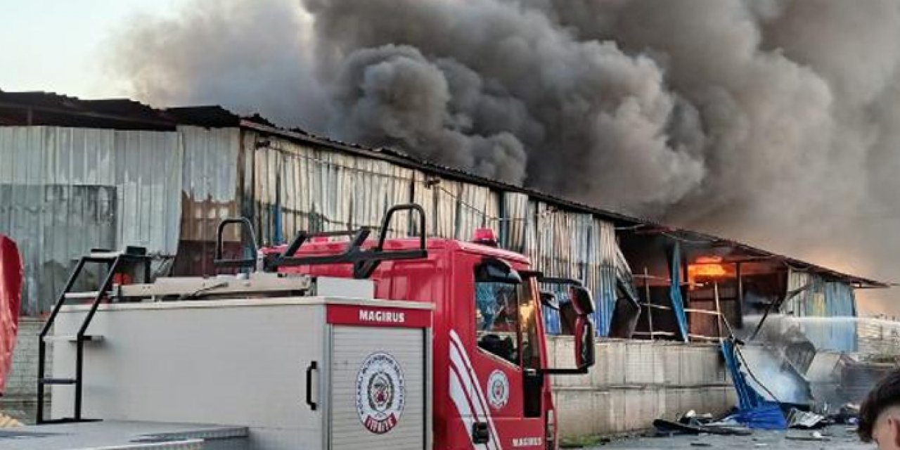 Kağıt deposu alev aldı