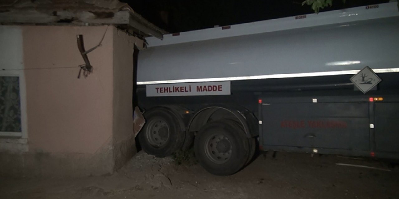 Freni boşalan tanker eve daldı