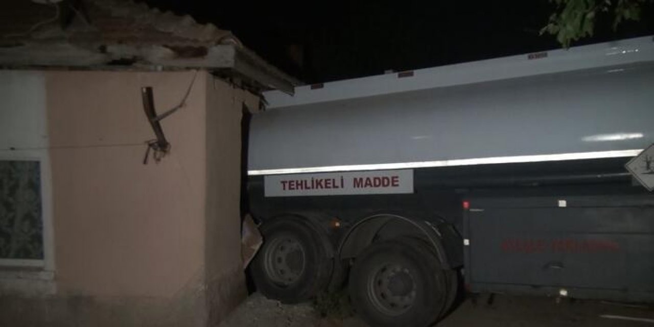 Freni boşalan akaryakıt tankeri sahibinin evine daldı