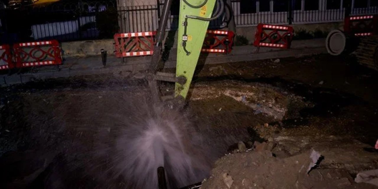 Altyapı çalışması sırasında su borusu patladı