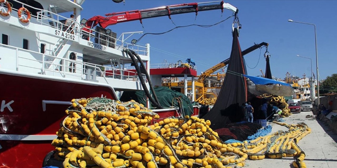 Balıkçılar ağlarını Karadeniz'e bırakmak için gün sayıyor