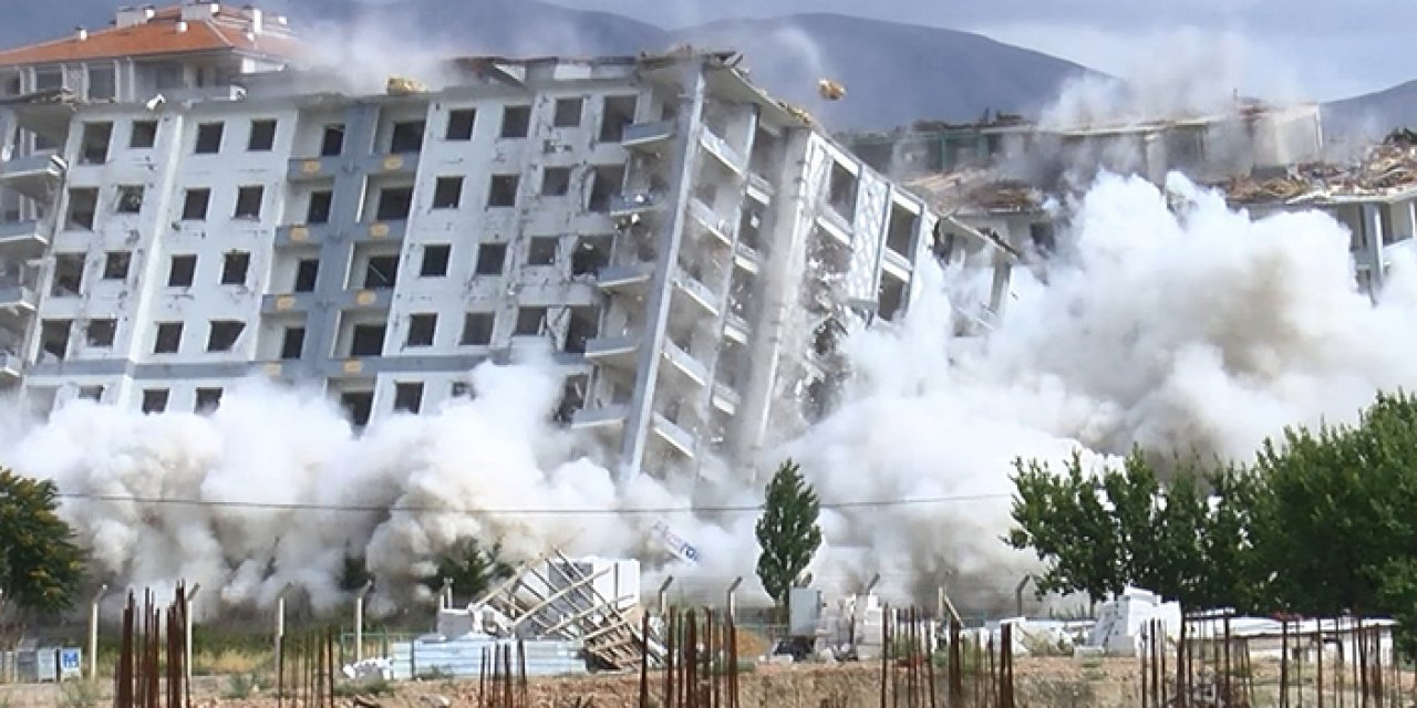 9 katlı 2 bina dinamit ile yıkıldı