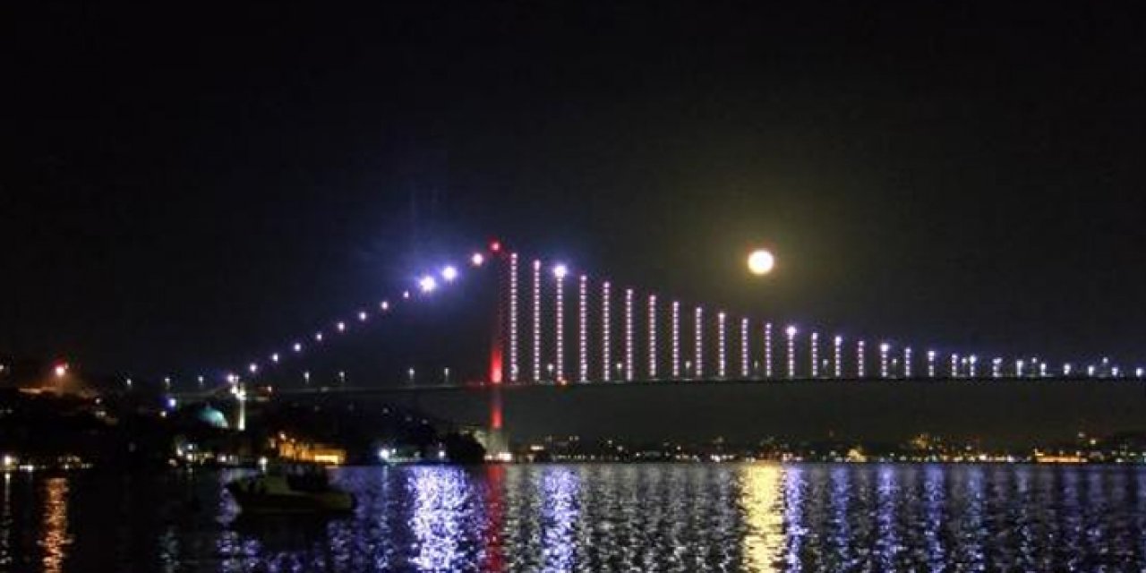 İstanbul'da Mavi Ay görsel şölen oluşturdu