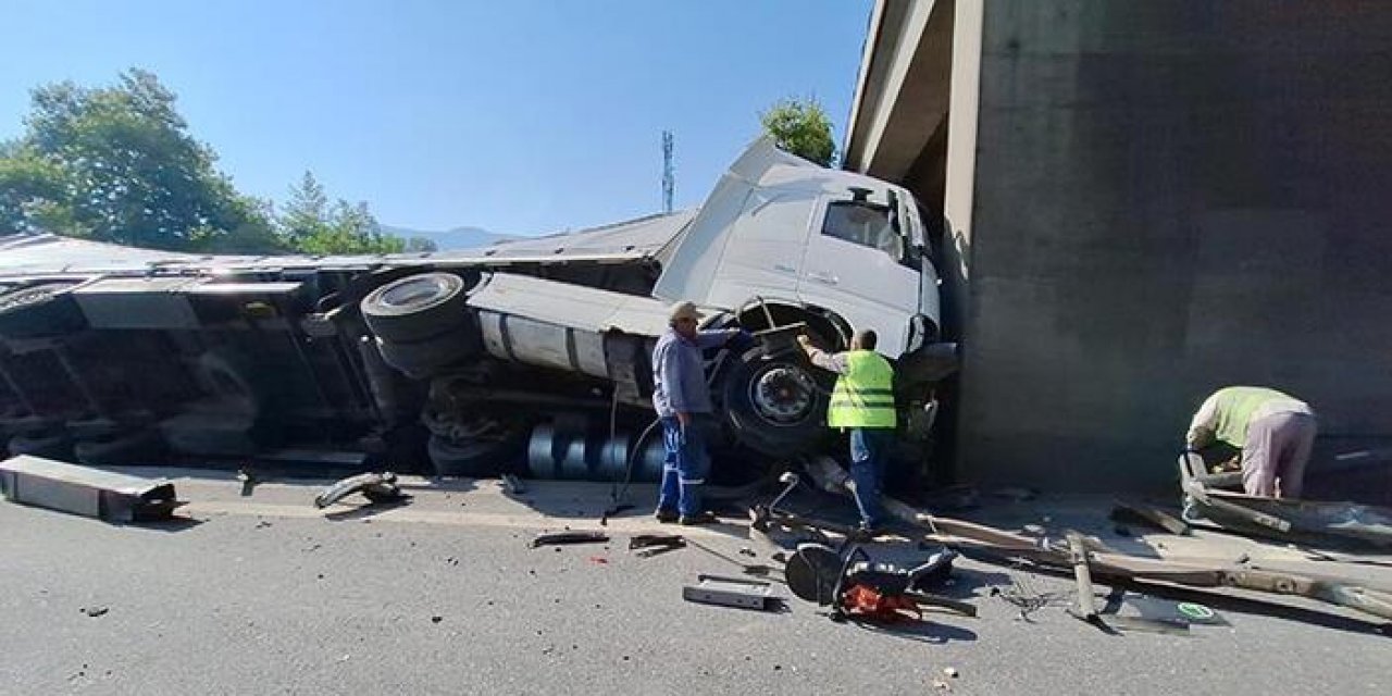 TIR, otomobil ve cipe çarptı: 5 kilometrelik kuyruk oluştu
