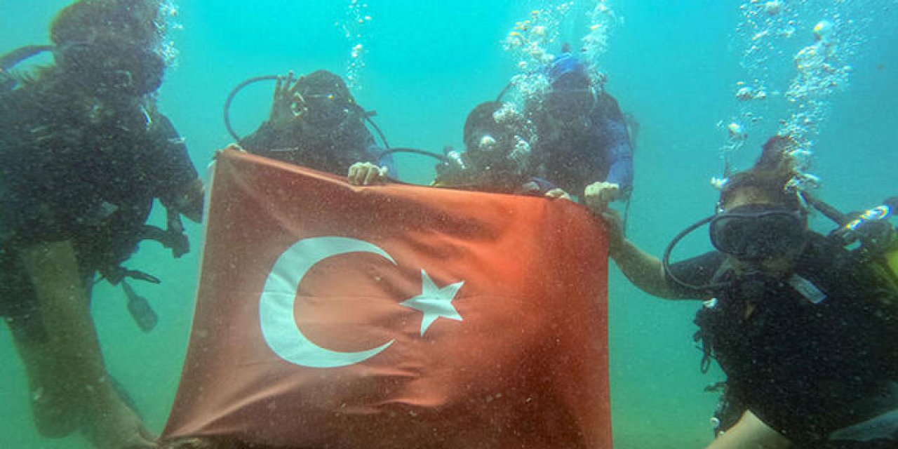 Zafer Bayramı'na özel su altından mesaj