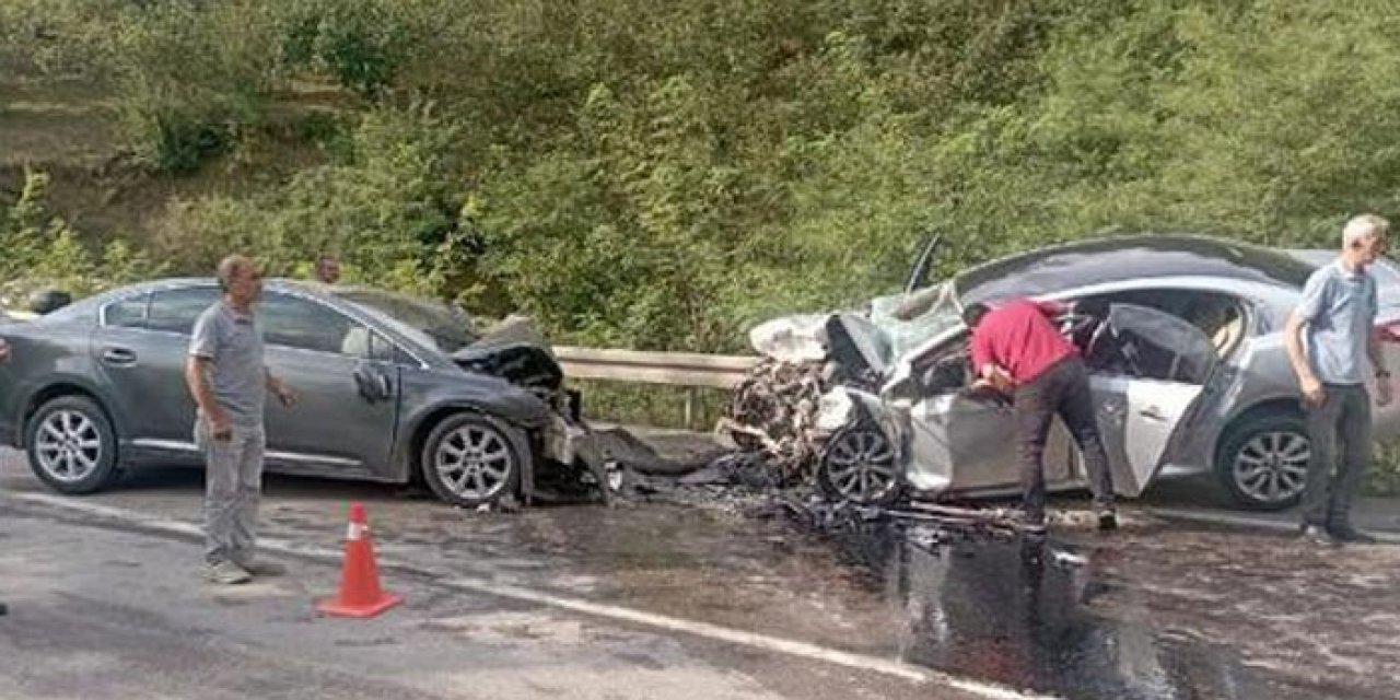 Otomobiller kafa kafaya çarpıştı:1 ölü 3 yaralı