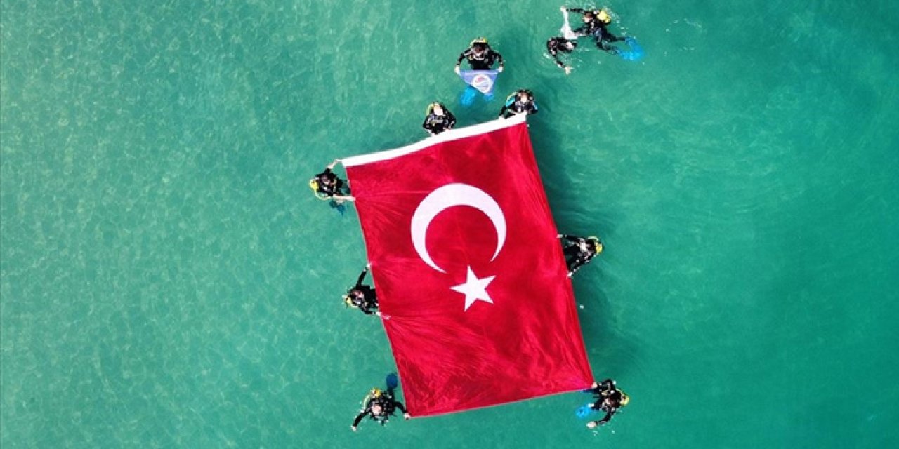 Van Gölü'nde Türk bayrağı açıldı