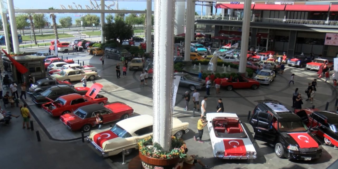 İzmir'de motosiklet ve klasik otomobillerle 30 Ağustos konvoyu